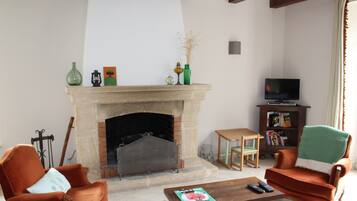 TV, DVD player, mesa de pingue-pongue, biblioteca musical