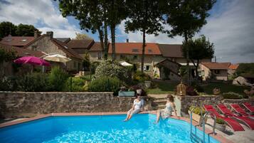 Una piscina al aire libre de temporada, una piscina climatizada