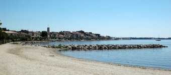 Lys hus på 50m sjø med hage uten motsatt