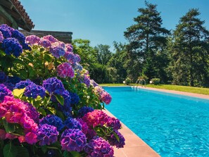 Utendørsbasseng og et oppvarmet basseng