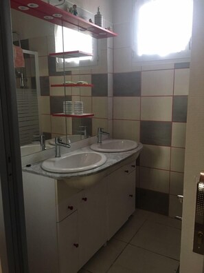 Een douche, een haardroger, handdoeken
