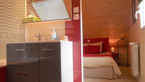 A compact bedroom with a bed, bedside table, and a wardrobe. - COTTAGE IDEALLY LOCATED (Saint-Évarzec)