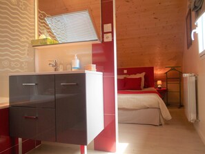 1 slaapkamer, een bureau, een strijkplank/strijkijzer, reisbedje