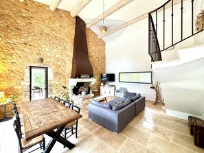 Smart TV, fireplace, ping pong, books