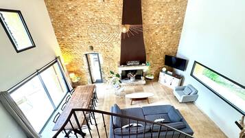 Ălytelevisio, takka, pöytĂ€tennispöytĂ€, kirjoja