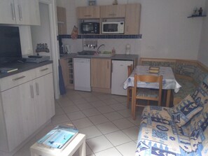 Kjøleskap, mikrobølgeovn, ovn og kokeplater