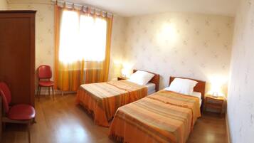 2 bedrooms, desk, iron/ironing board, WiFi