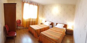 2 bedrooms, desk, iron/ironing board, WiFi