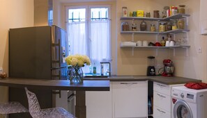 Réfrigérateur, micro-ondes, four, plaque de cuisson