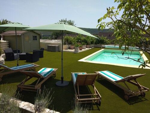 Viihtyisä mökki, jossa on uima-allas lähellä Rocamadouria