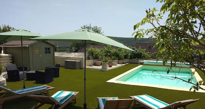 Viihtyisä mökki, jossa on uima-allas lähellä Rocamadouria