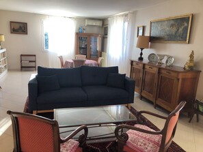 TV connectée, lecteur de DVD, table de tennis de table, livres