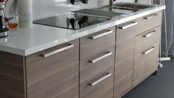 Geladeira, micro-ondas, fogão, cooktop