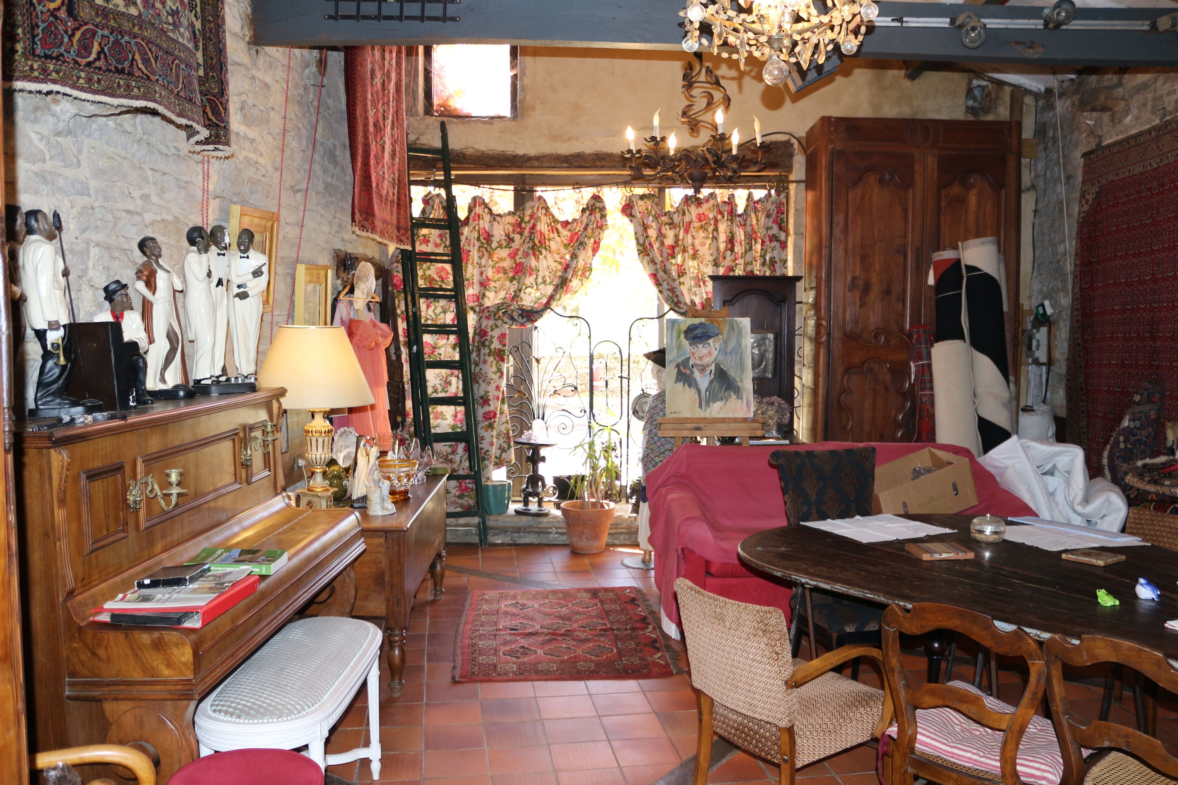 Une pièce chaleureuse avec un piano, une table à manger et un canapé.