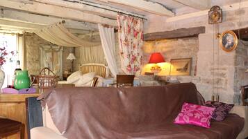 Una televisión, una chimenea, libros, un reproductor estéreo