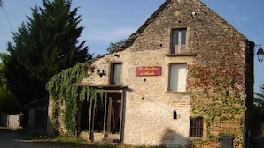 Un edificio de piedra con un letrero que dice "Le Moulin à Haile".