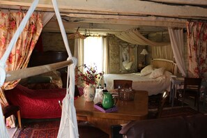 1 bedroom, iron/ironing board, travel crib, free WiFi - Atypical room in Moulin à Huile (Vailhourles)