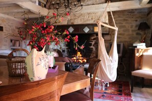 Interior - Atypical room in Moulin à Huile (Vailhourles)