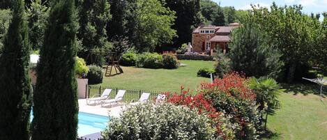 Una piscina al aire libre, una piscina climatizada