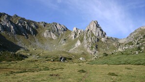 Un paysage montagneux caractérisé par un terrain rocheux et des zones herbeuses.