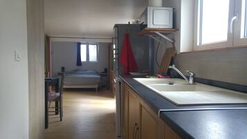 Iron/ironing board, free WiFi, bed sheets