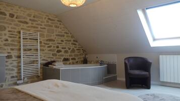 2 bedrooms, iron/ironing board, travel crib, free WiFi