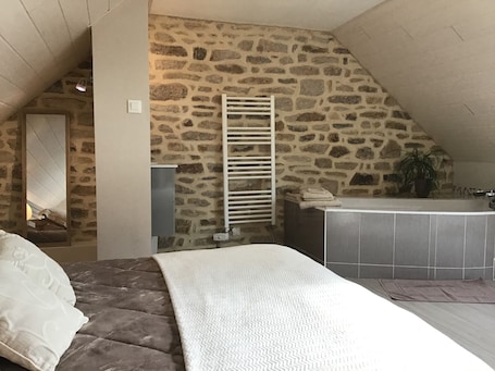 2 bedrooms, iron/ironing board, travel crib, free WiFi. Luxury cottage