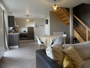 Télévision à écran plat, jeux vidéo, lecteur de DVD, livres