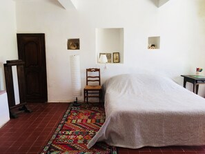 2 dormitoris, planxa i posts de planxar, Internet i roba de llit 