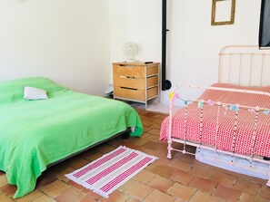 2 bedrooms, iron/ironing board, Internet, bed sheets