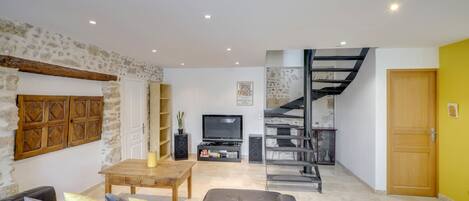 Fernseher, DVD-Player, Bücher