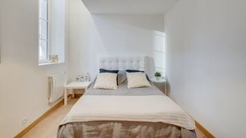 4 chambres, bureau, fer et planche Ă repasser, lit parapluie