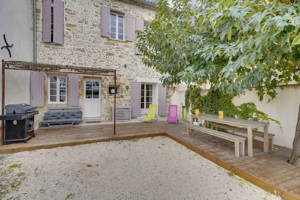 Mas de la Garance, sa cour et ses terrasses.