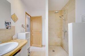 Douche, sèche-cheveux, serviettes fournies, papier toilette