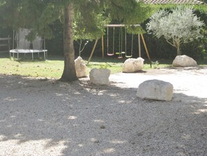 Children’s area - Gîte mas la Mounine upstairs with large sunny balcony. (orgon)