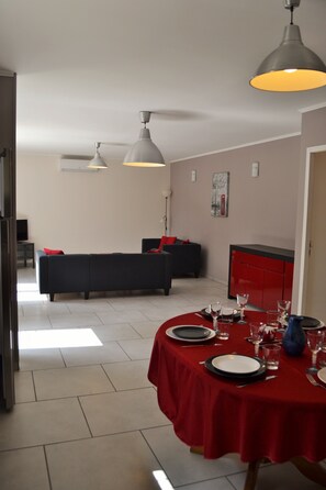 Interior - Gîte mas la Mounine upstairs with large sunny balcony. (orgon)
