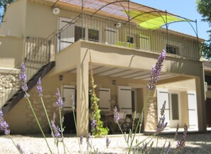Exterior - Gîte mas la Mounine upstairs with large sunny balcony. (orgon)