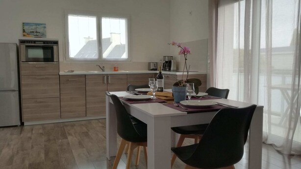 Una cocina moderna con comedor.