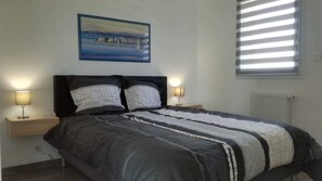 2 chambres, fer et planche à repasser, Wi-Fi, draps fournis