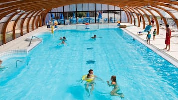 Una piscina techada, una piscina climatizada