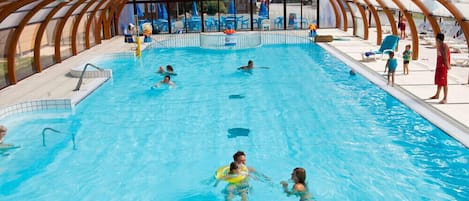 Piscina coperta, una piscina riscaldata