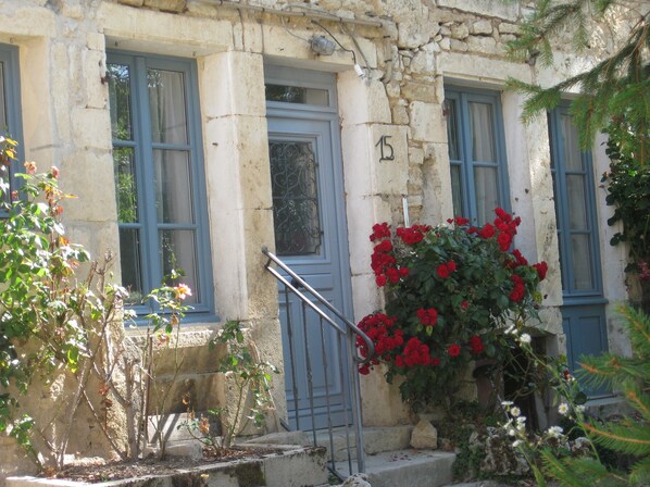 Exterior detail - THE PIANO - New charming cottage. (Flavigny-Sur-Ozerain)