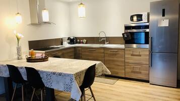 Réfrigérateur, micro-ondes, four, plaque de cuisson