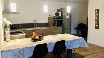 Réfrigérateur, micro-ondes, four, plaque de cuisson