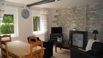 Televisie, tafelvoetbal, een tafeltennistafel en een stereo