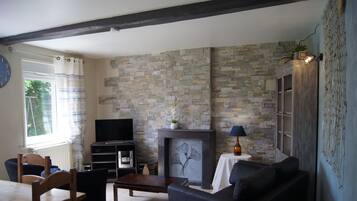 Televisie, tafelvoetbal, een tafeltennistafel en een stereo