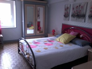 3 bedrooms, iron/ironing board, travel crib, free WiFi