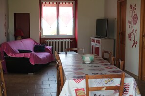 Televisie, een dvd-speler en een stereo
