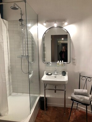 Dusche, Haartrockner, Handtücher, Toilettenpapier