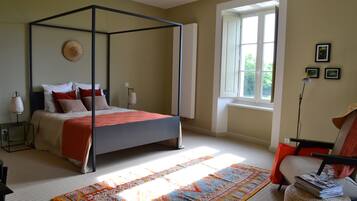 4 bedrooms, WiFi, bed sheets